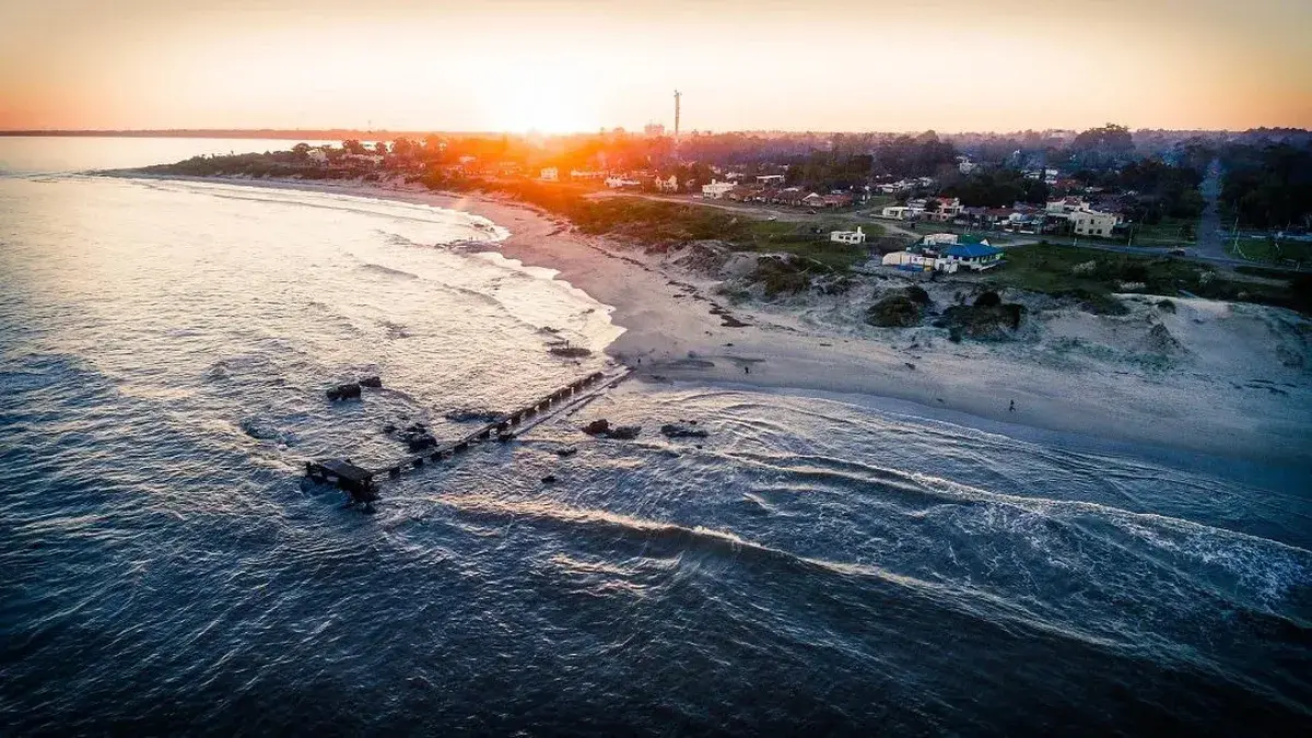 La costa de Atlántida entre pinares, con el Águila sobre las rocas.