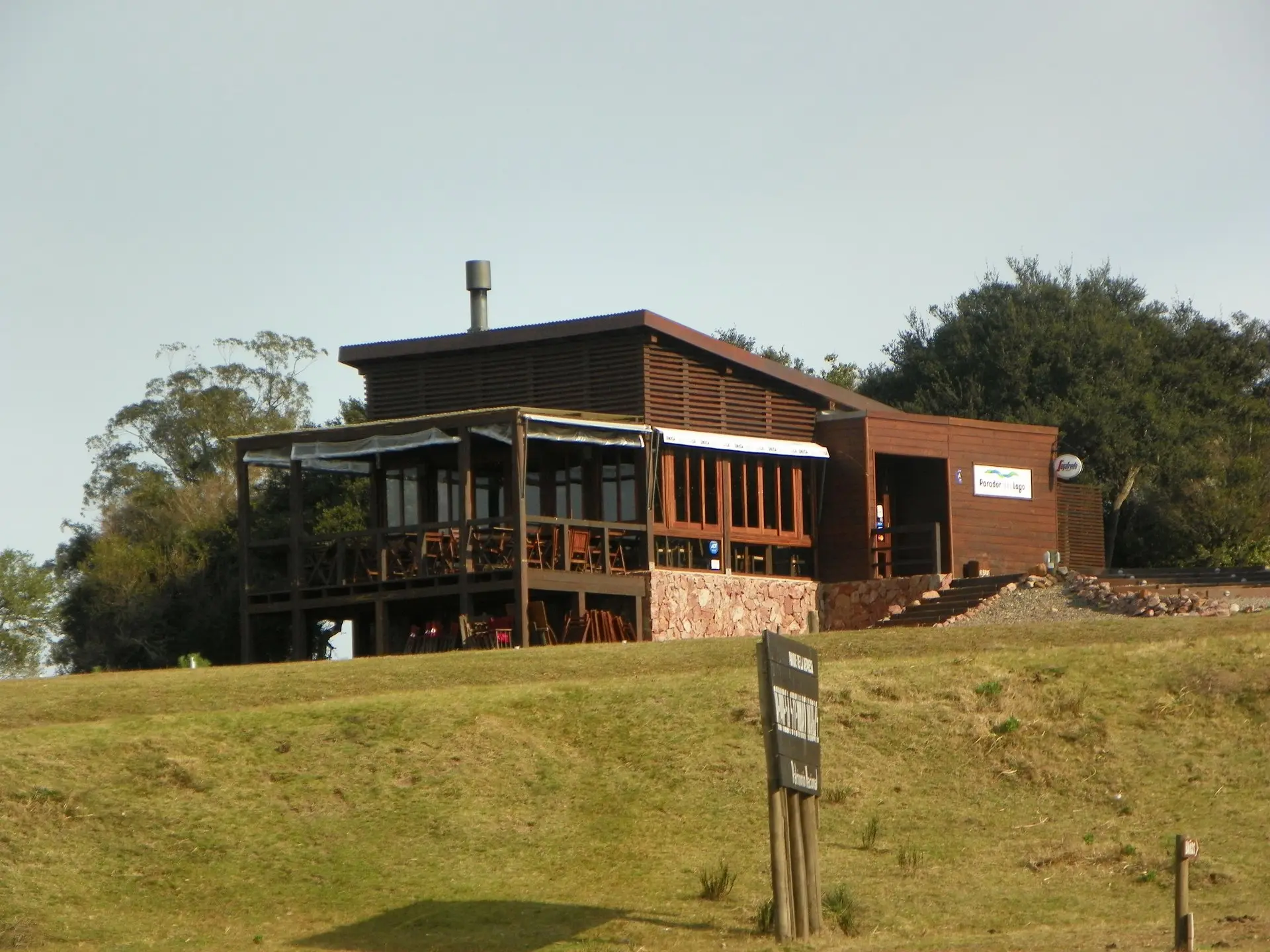 El Mesón de Villa Serrana, una construcción de madera sobre el campo