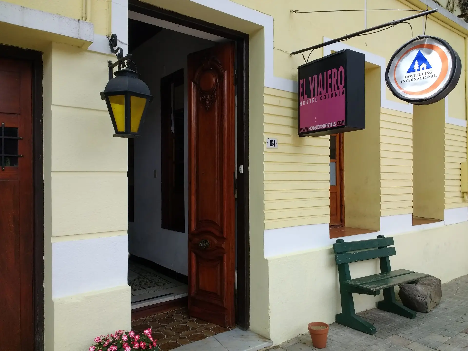 Puerta de una posada en el casco histórico de Colonia del Sacramento