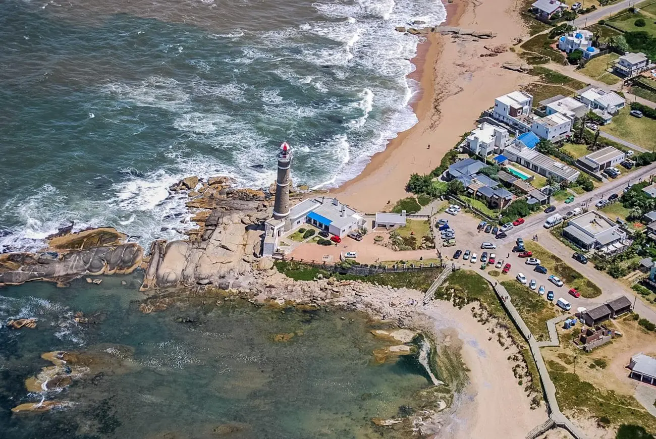 El faro de José Ignacio sobre la punta, entre la playa Mansa y la Brava.