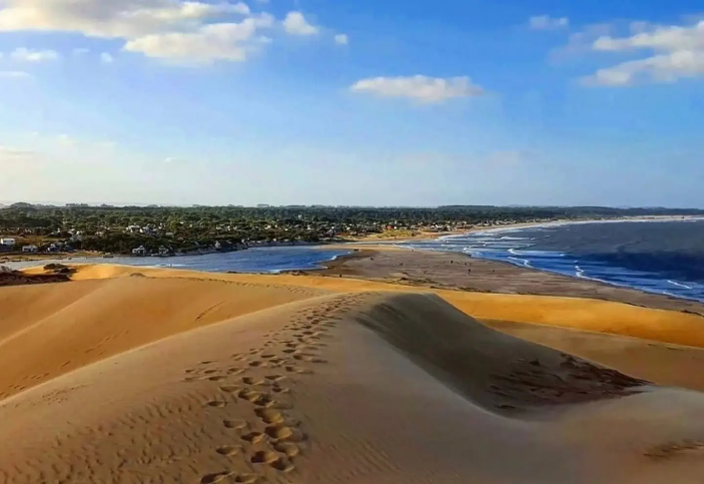 Las dunas de Barra de Valizas bajando hasta el arroyo Valizas.